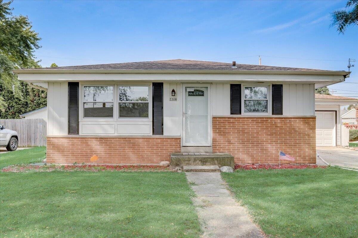 3308 Kennsington Sq., Sturtevant, WI 53177