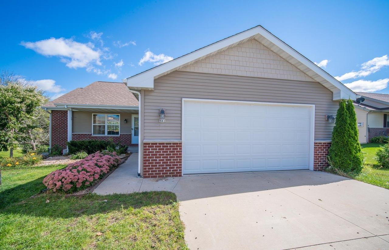 582 Eagles Nest Dr, Kewaskum, WI 53040