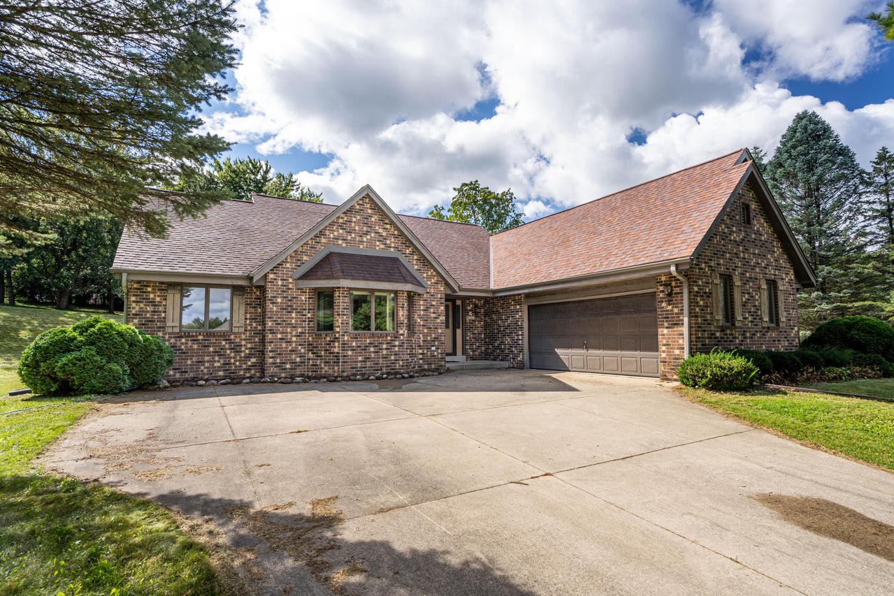 N4W27431 Hilltop Dr, Pewaukee, WI 53188