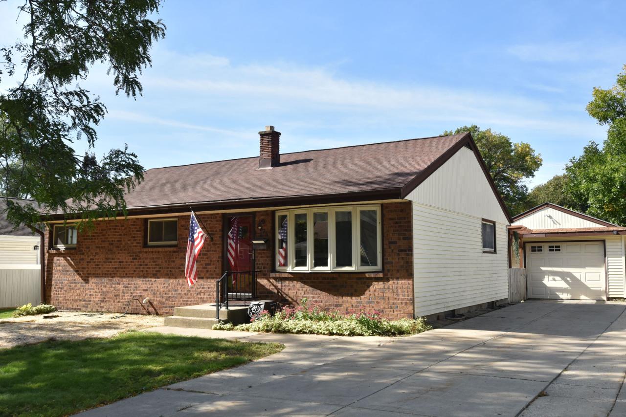 2875 S 96th St, West Allis, WI 53227