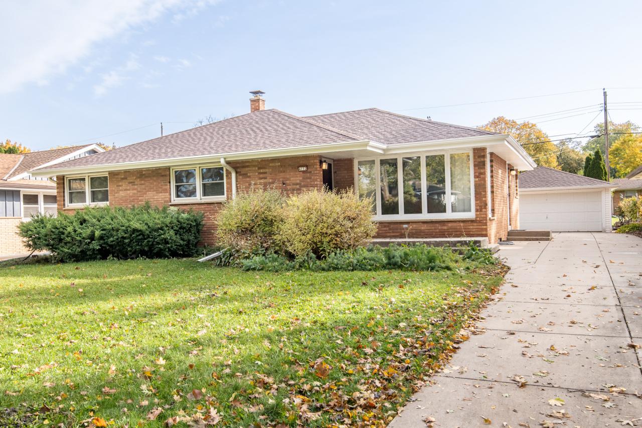 4152 N 96th St, Wauwatosa, WI 53222