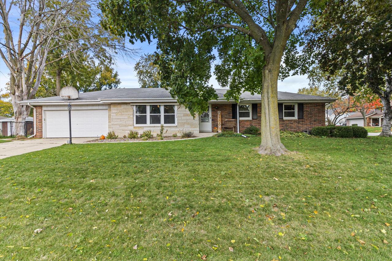 410 Hialeah Dr, Caledonia, WI 53402
