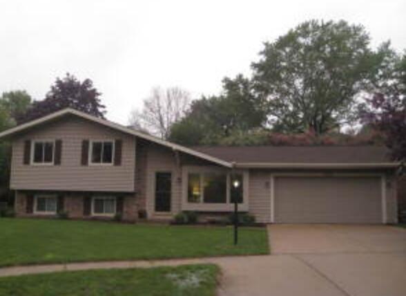 2909 Berkshire Ct, Waukesha, WI 53188