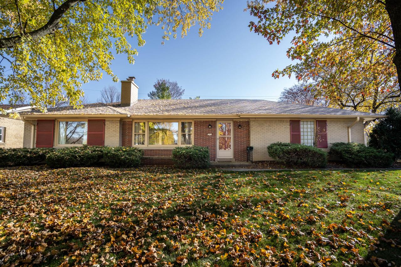 3204 N Knoll Blvd, Wauwatosa, WI 53222