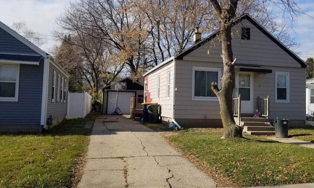 2433 S 68th St, West Allis, WI 53219