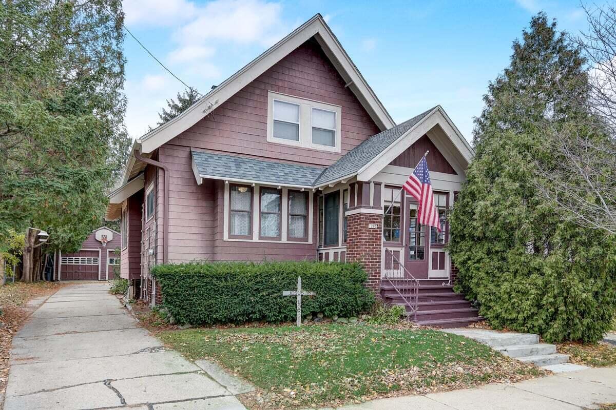 1285 Glenview Pl, Wauwatosa, WI 53213