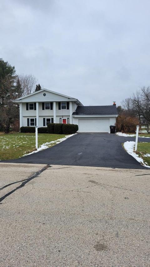 17800 W Saturn Dr, Waukesha, WI 53146