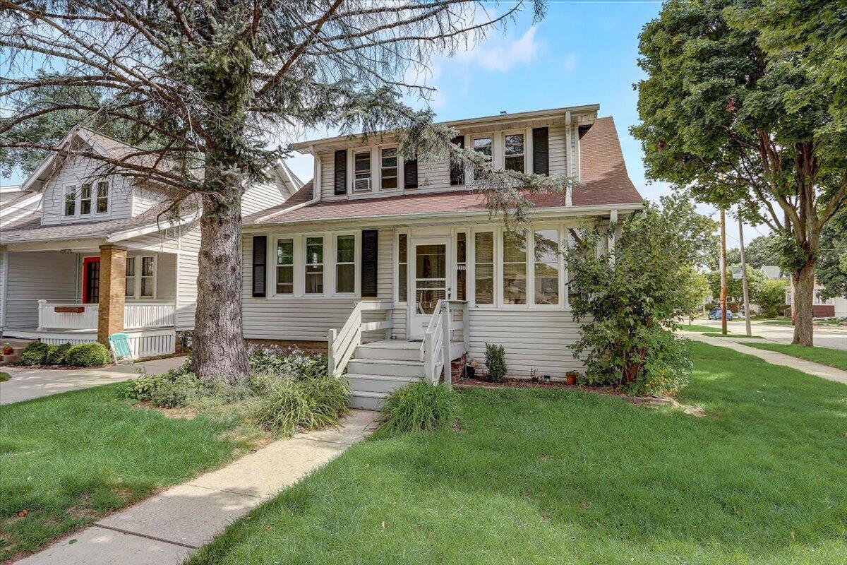 1102 N 70th St, Wauwatosa, WI 53213