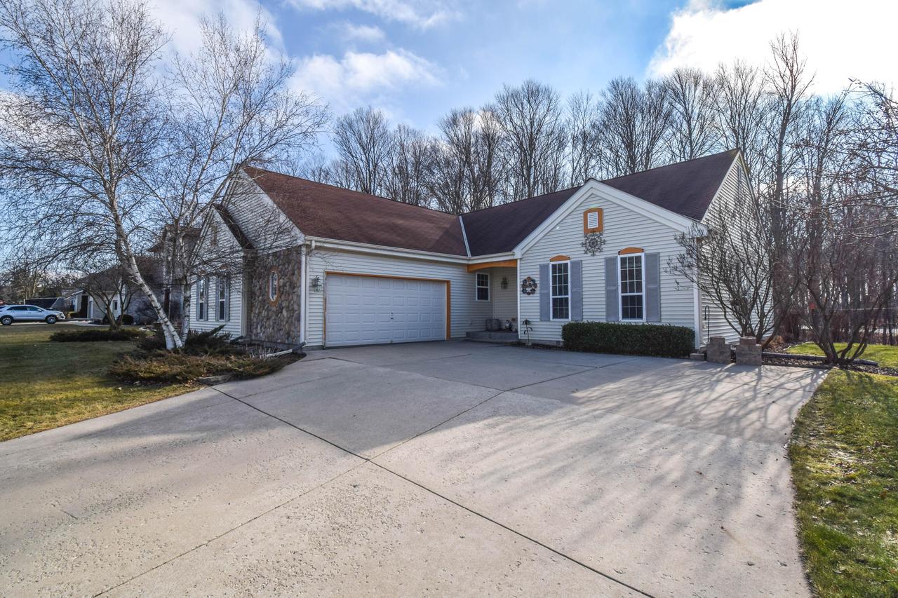 88 King Oak Ct, Random Lake, WI 53075