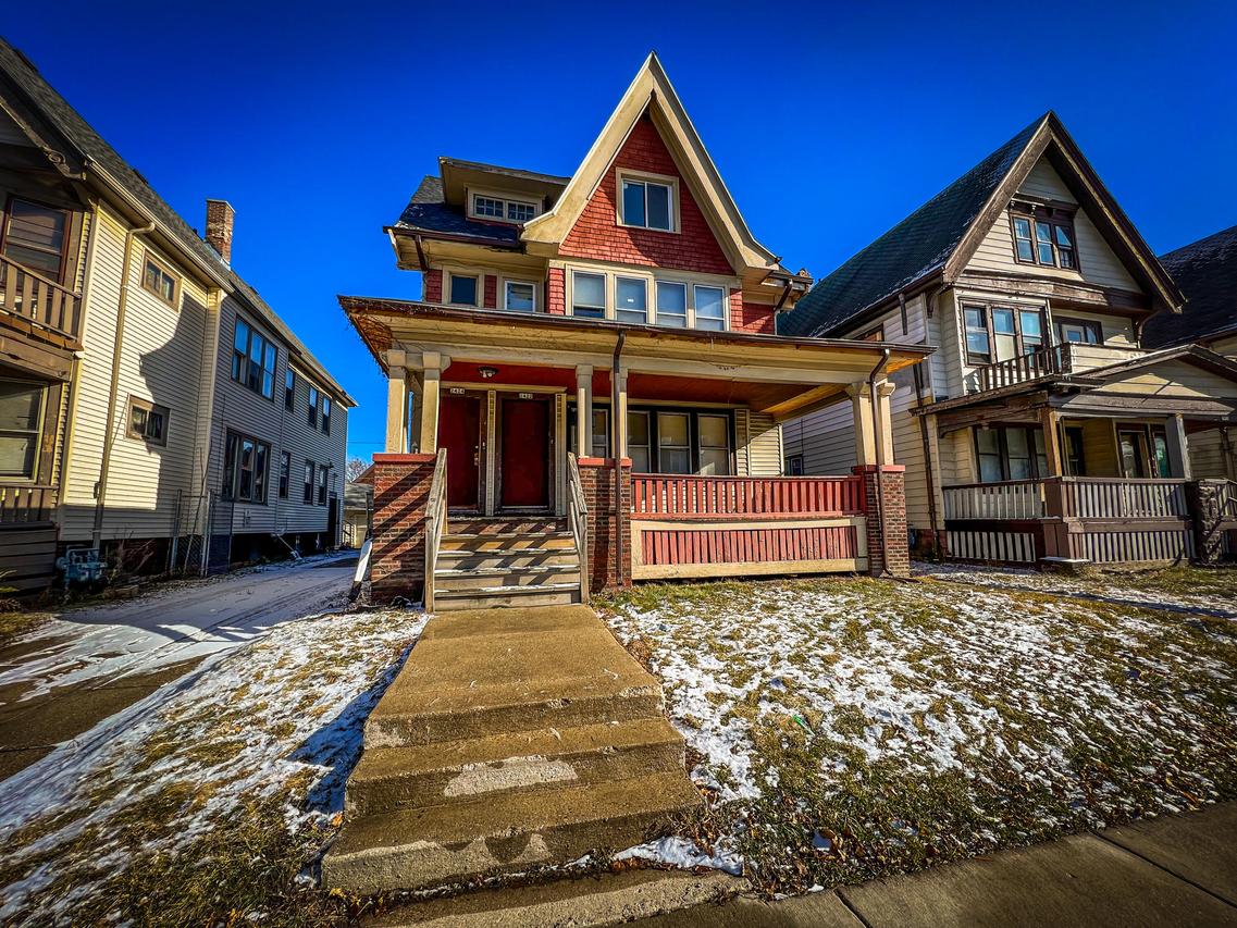 2422 N 41st St #2424, Milwaukee, WI 53210