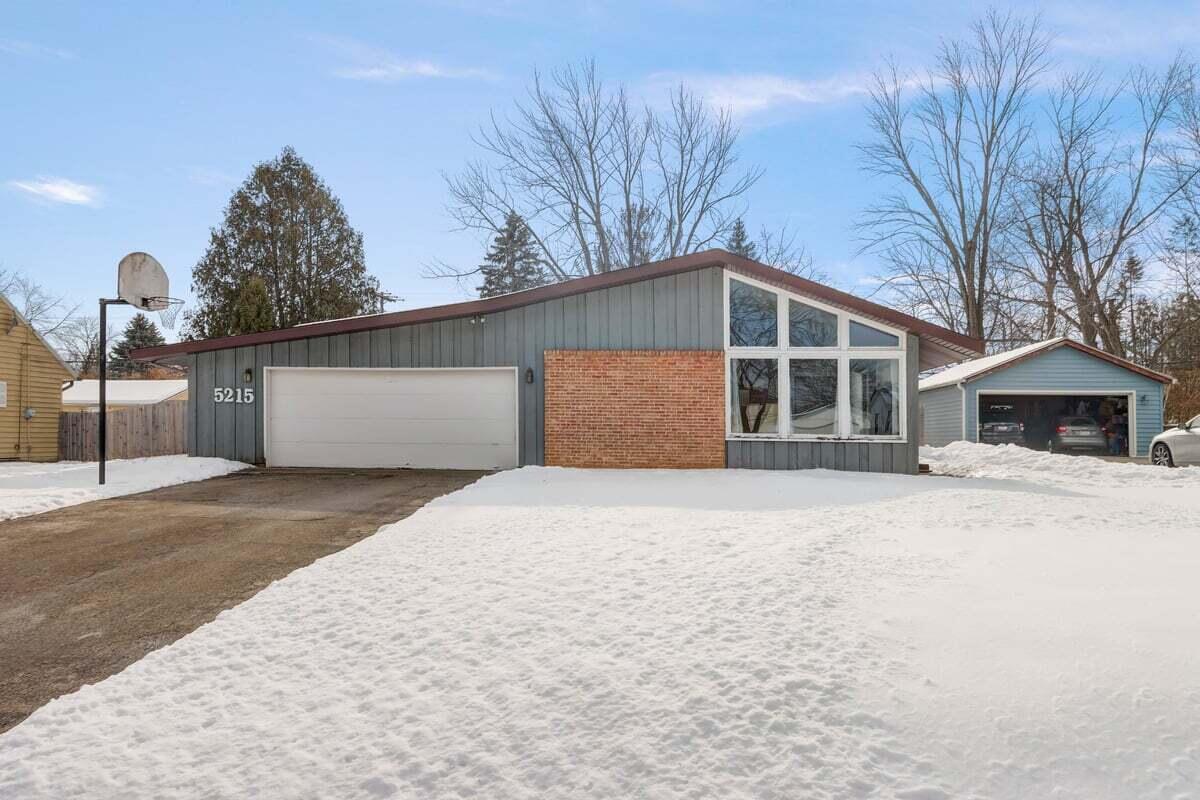 5215 W Wahner Ave, Brown Deer, WI 53223