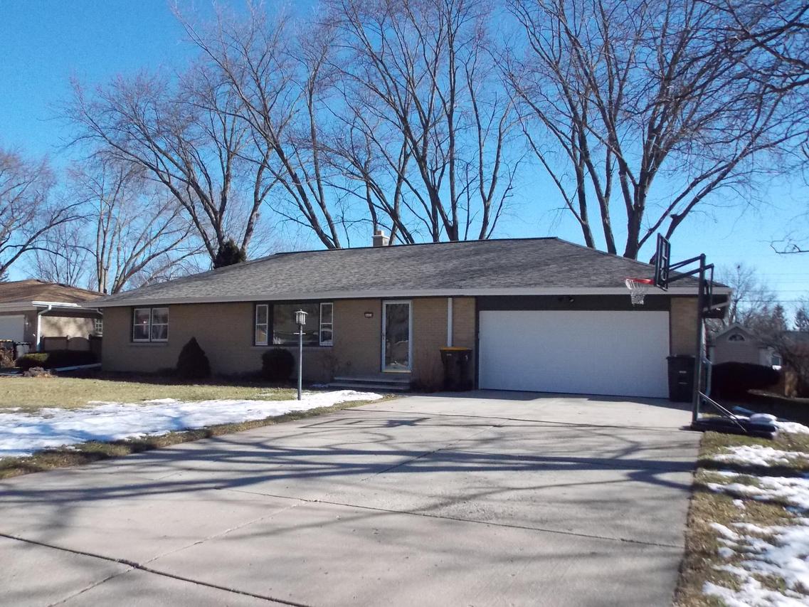 4424 N 109th St., Wauwatosa, WI 53225