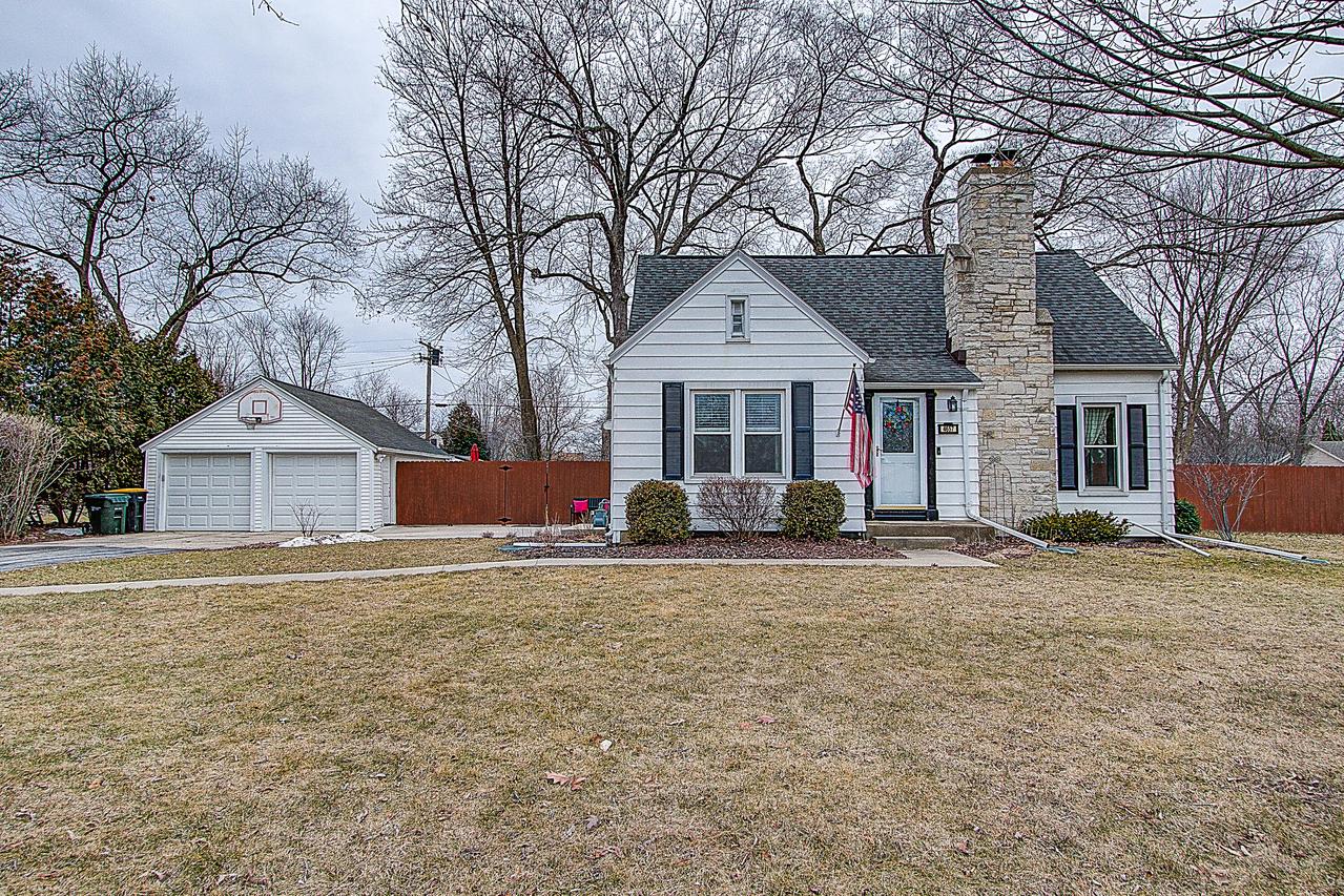 4657 N 105th St, Wauwatosa, WI 53225