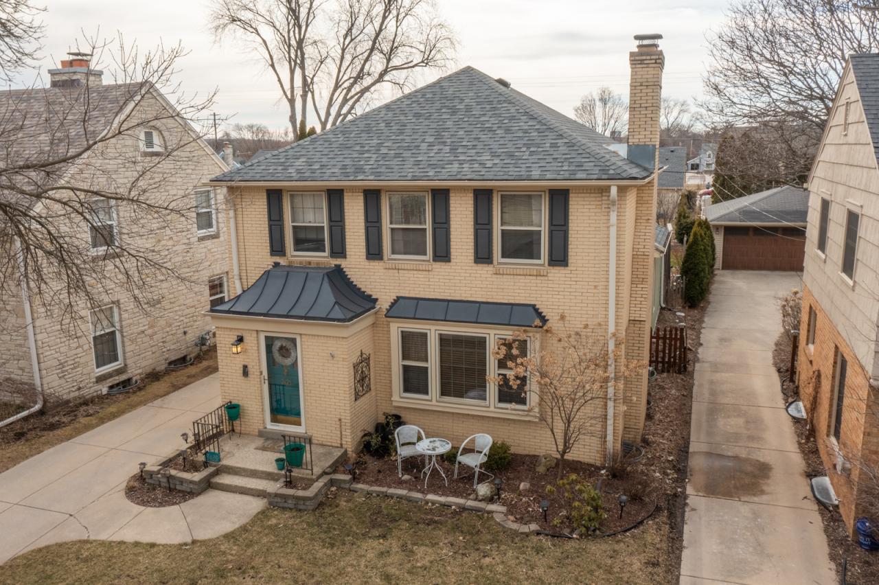 2425 N 88th St, Wauwatosa, WI 53226