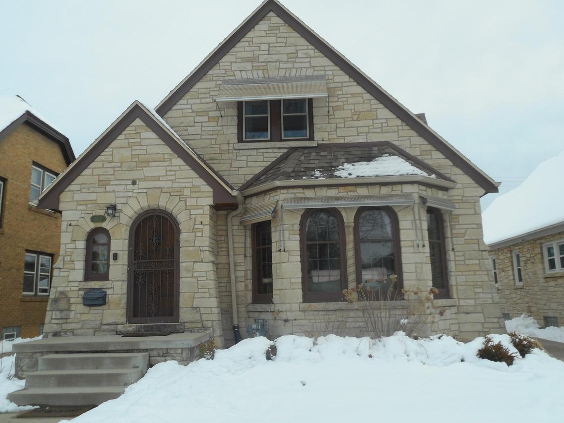 2618 N 62nd St, Wauwatosa, WI 53213