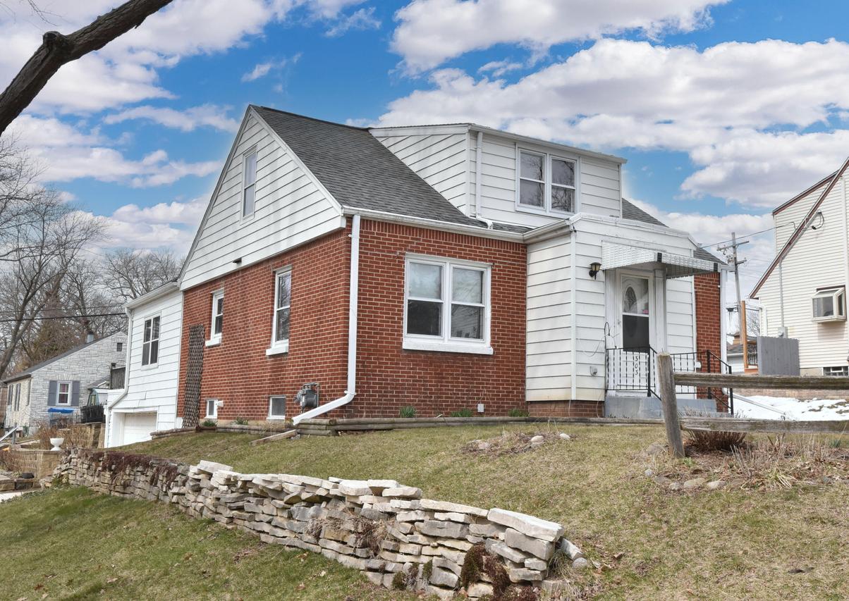303 N 115th St, Wauwatosa, WI 53226