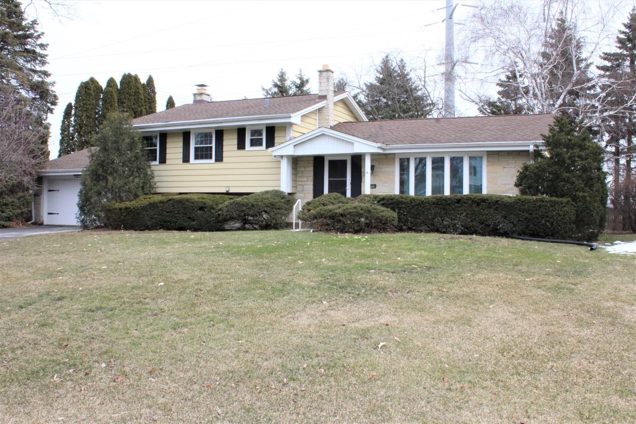 3004 N Fairwood Ct, Wauwatosa, WI 53222