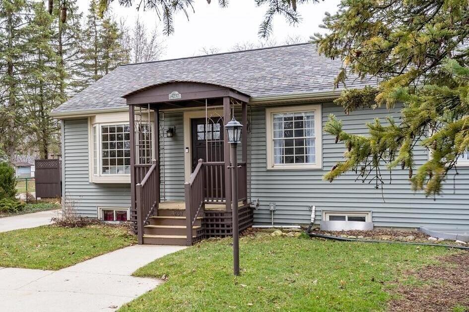 4237 N Mayfair Rd, Wauwatosa, WI 53222