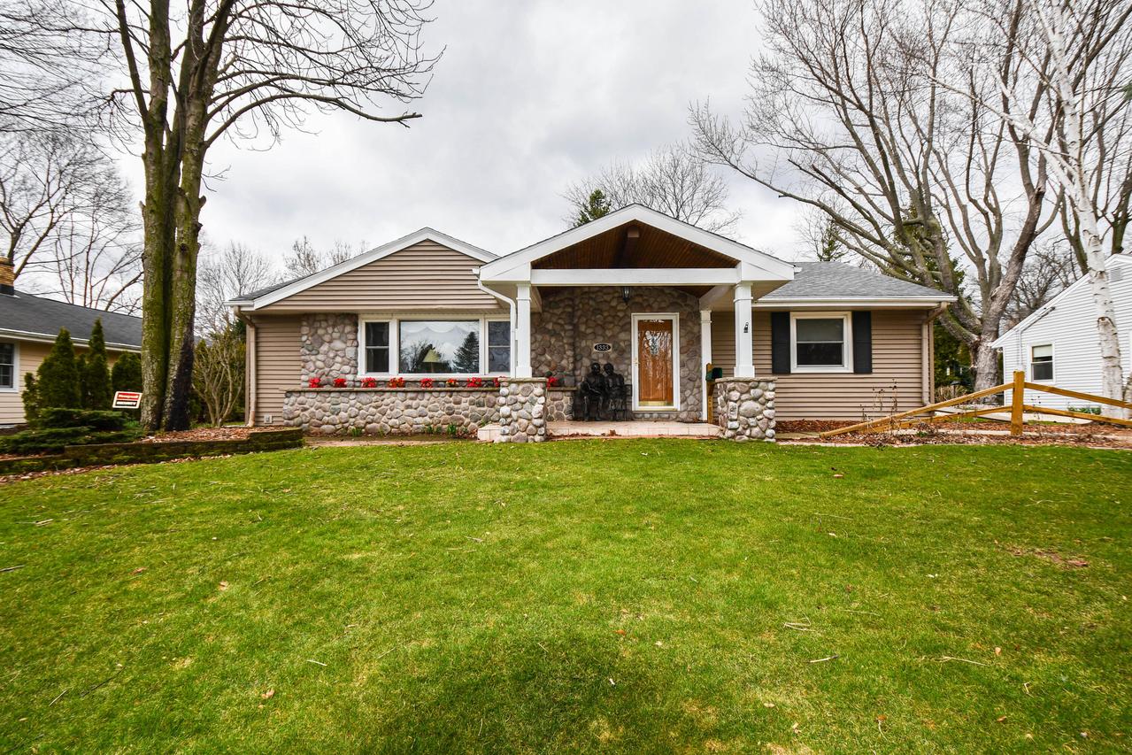 1333 N 118th St, Wauwatosa, WI 53226