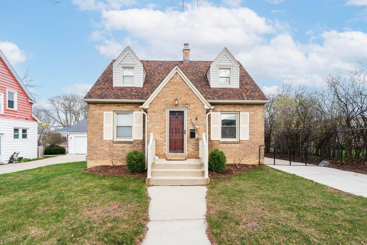 2554 N 75th St., Wauwatosa, WI 53213