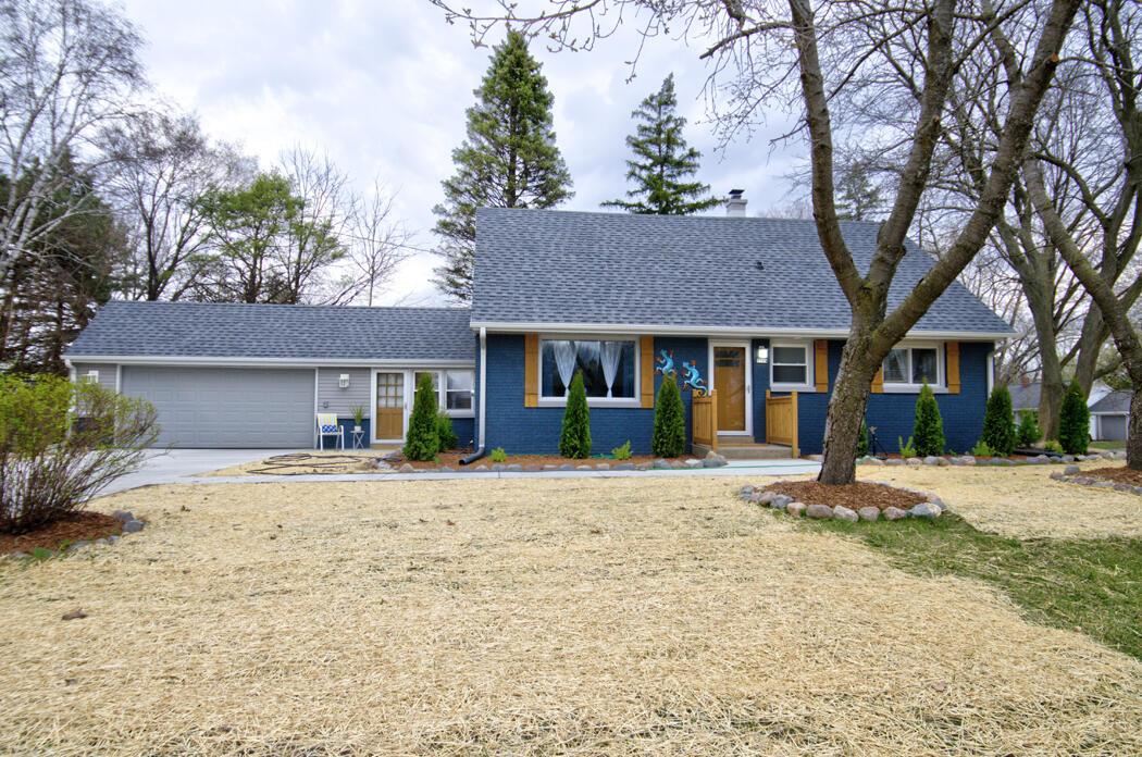 9504 W Hope Ave, Wauwatosa, WI 53222