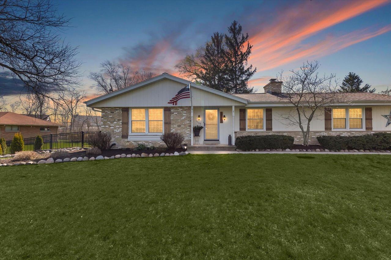 1760 Lone Oak Cir, Brookfield, WI 53045