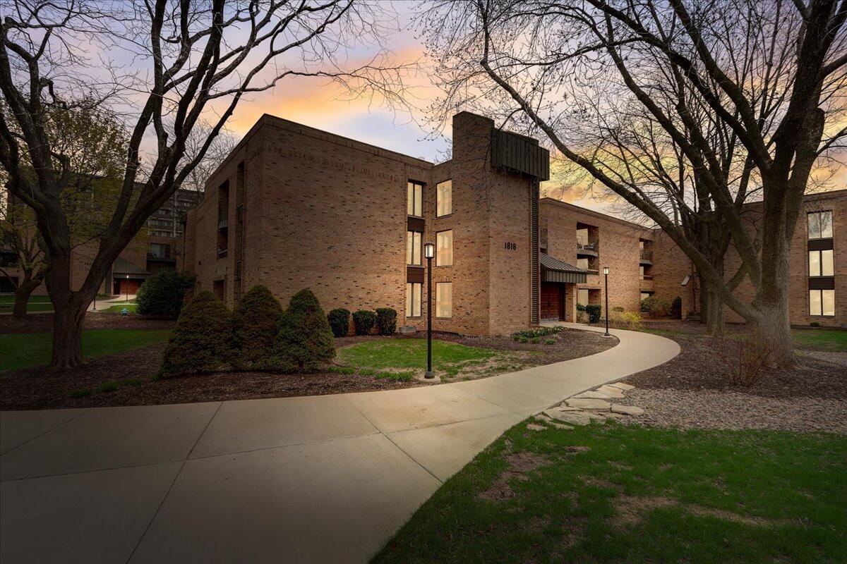 1818 E Shorewood Blvd #309, Shorewood, WI 53211