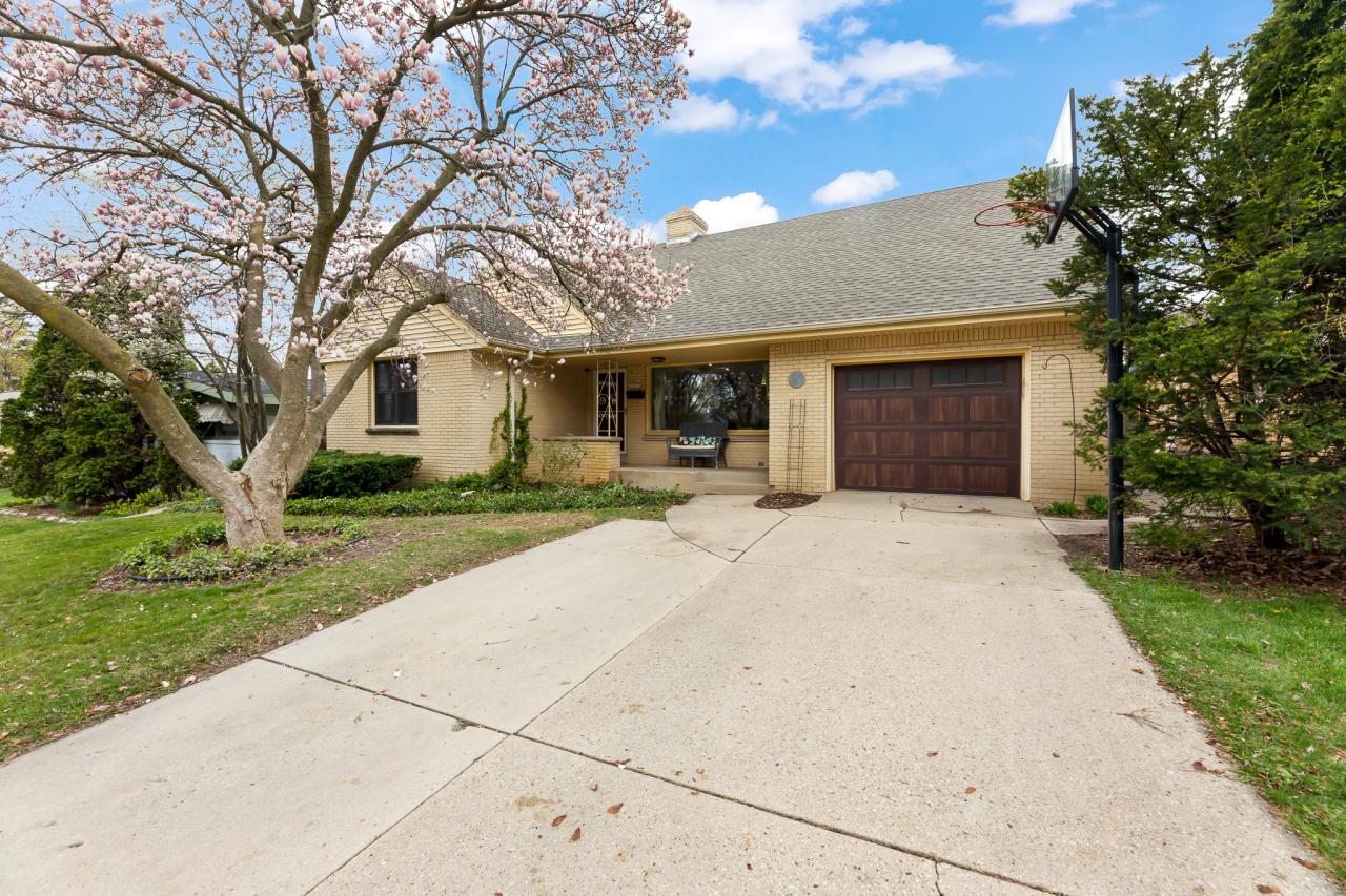 10512 W Woodward Ave, Wauwatosa, WI 53222