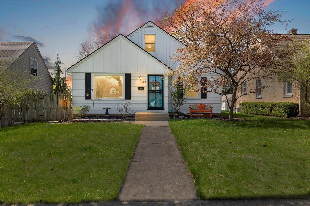 3245 N 81st St, Milwaukee, WI 53222