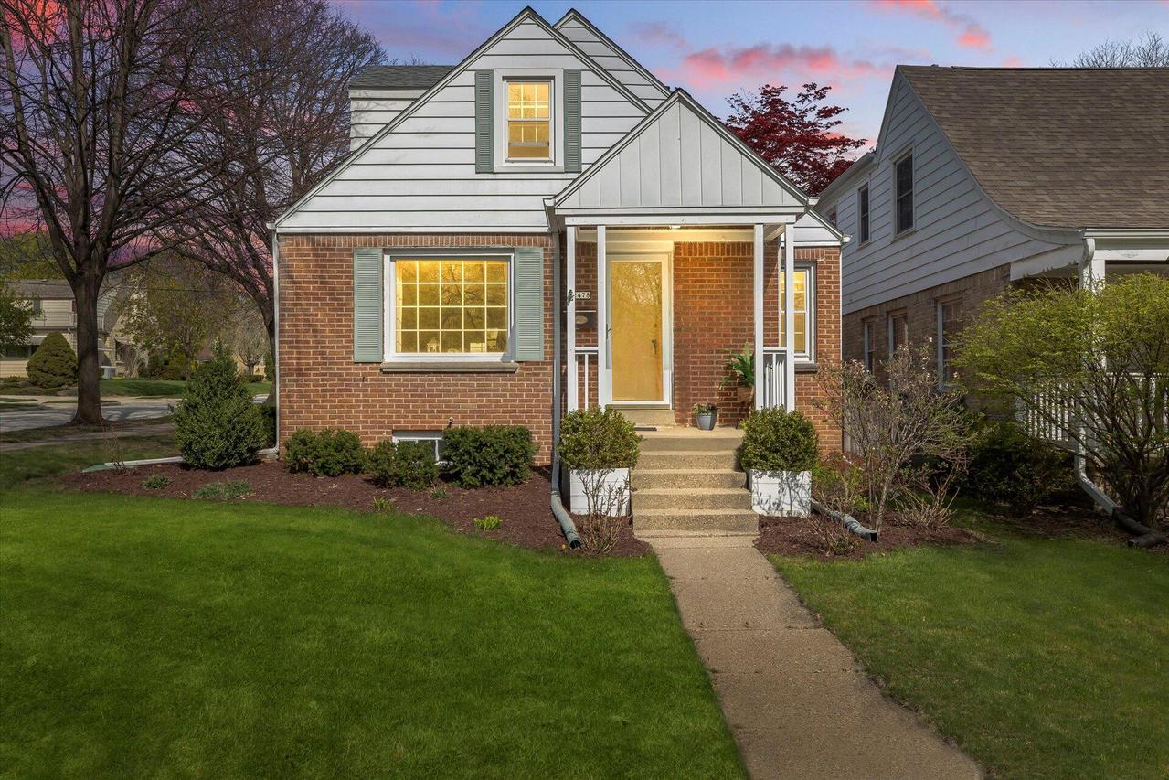 2478 N 83rd St, Wauwatosa, WI 53213