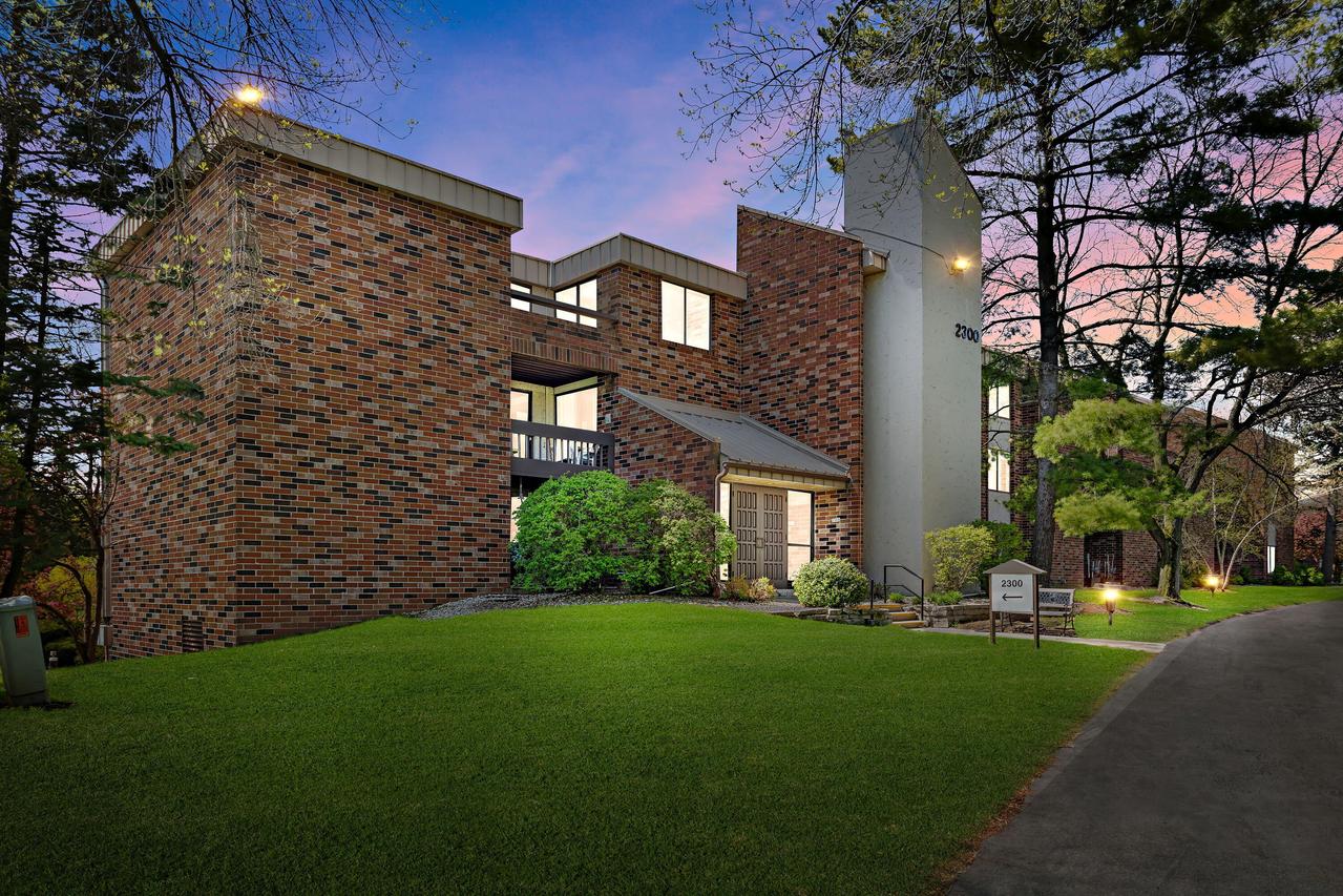 2300 W Good Hope Rd #243, Glendale, WI 53209