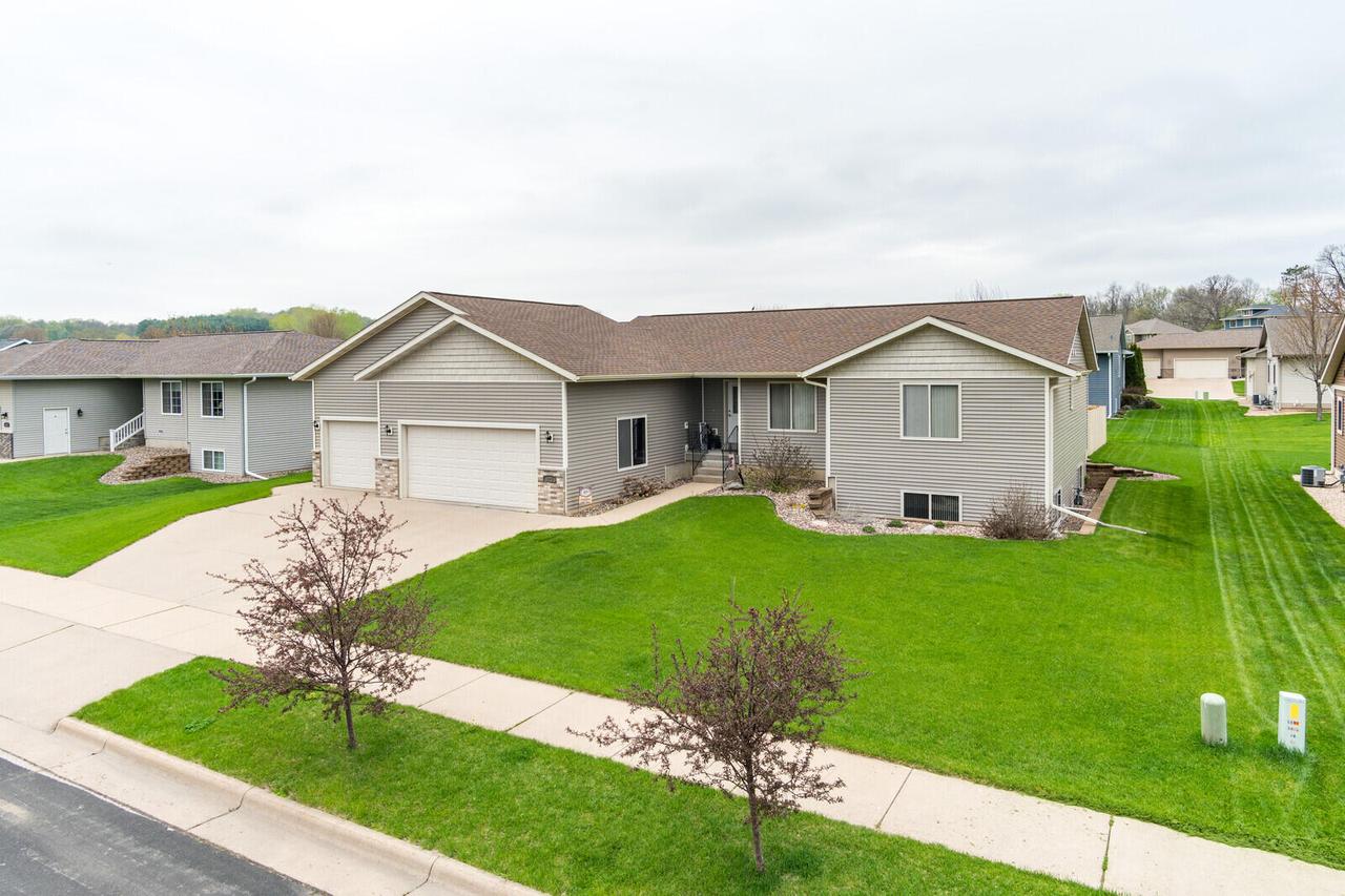 423 Russell Dr, Holmen, WI 54636