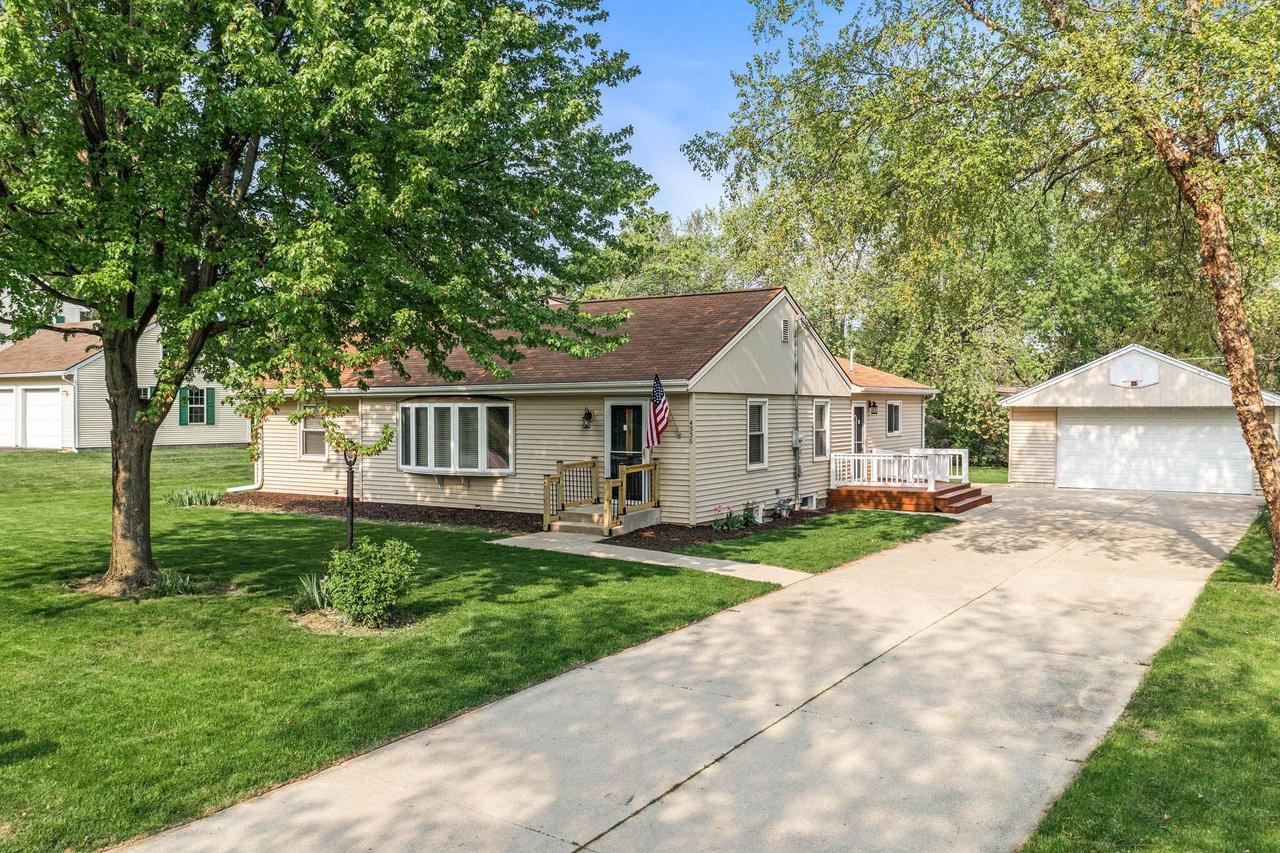 4556 N 104th St, Wauwatosa, WI 53225