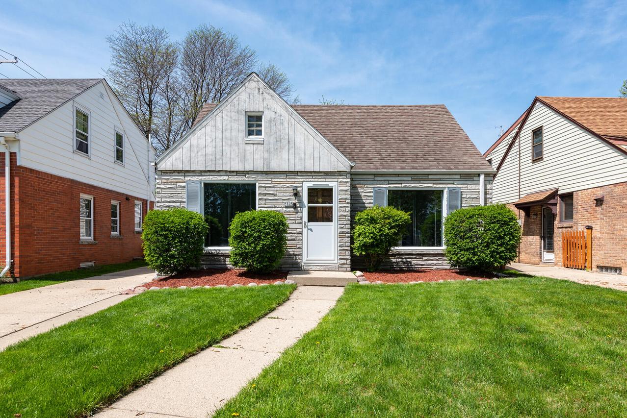 2325 N 89th St, Wauwatosa, WI 53226