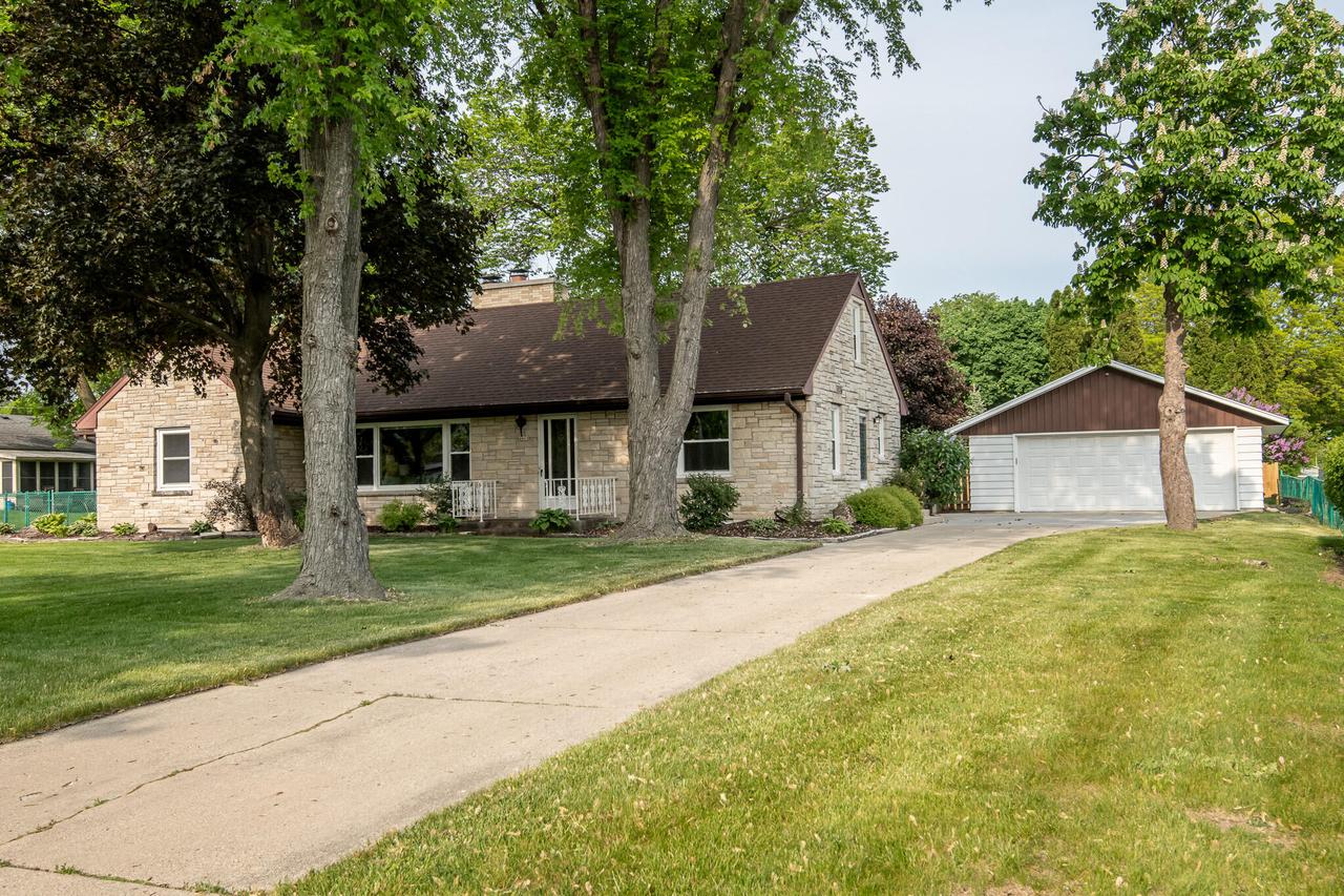 4468 N 100th St, Wauwatosa, WI 53225