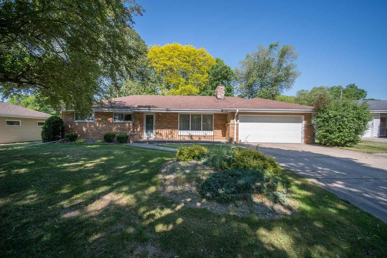 4439 N 109th St, Wauwatosa, WI 53225