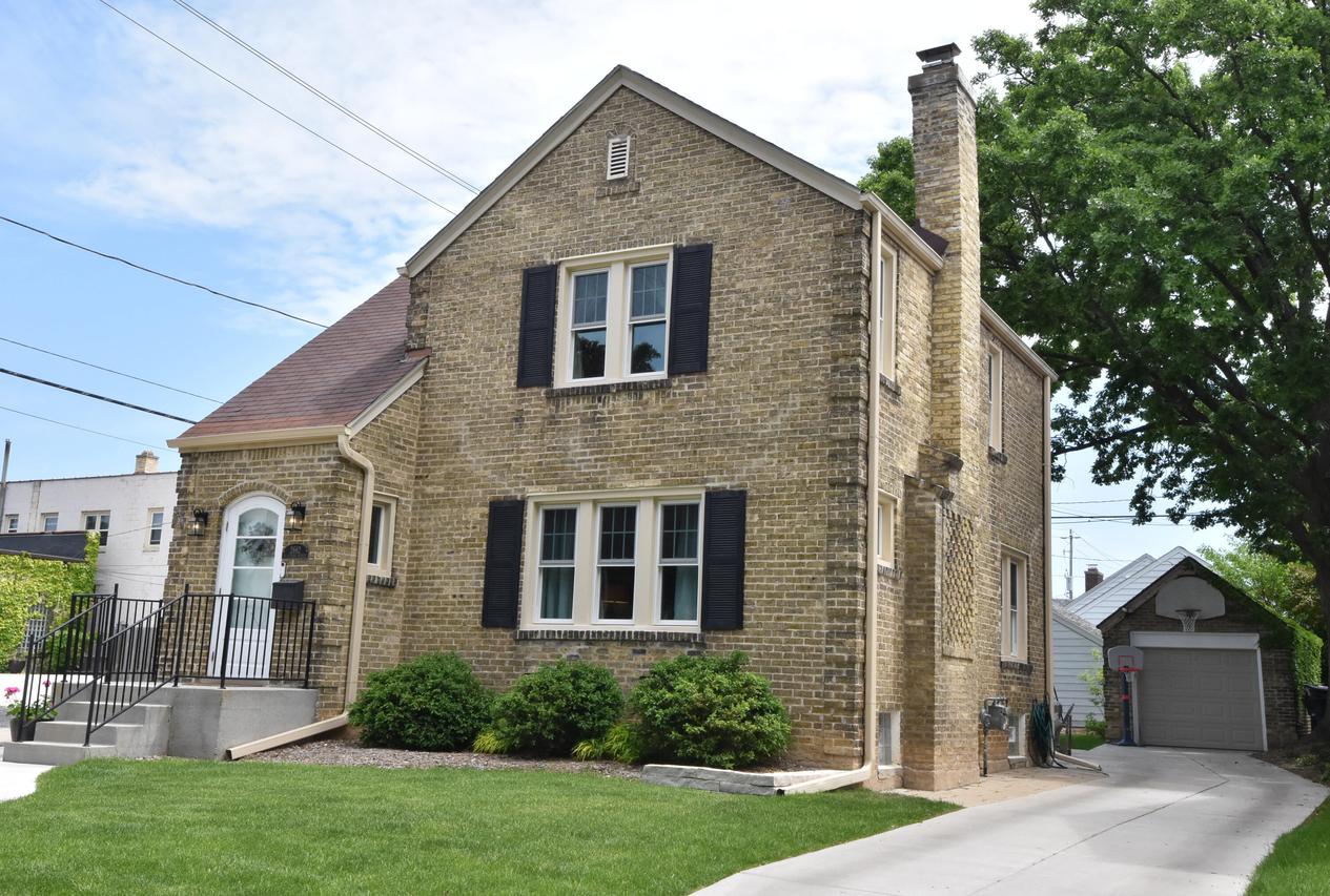 2662 N Lefeber Ave, Wauwatosa, WI 53213