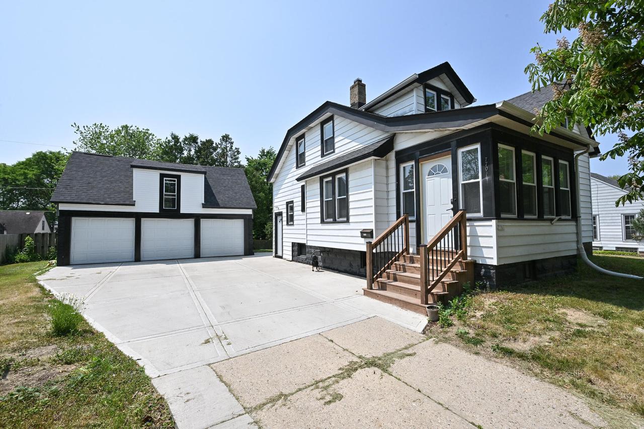 7701 W Clarke St, Wauwatosa, WI 53213