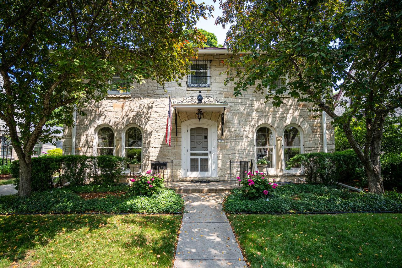 2460 N 88th St, Wauwatosa, WI 53226