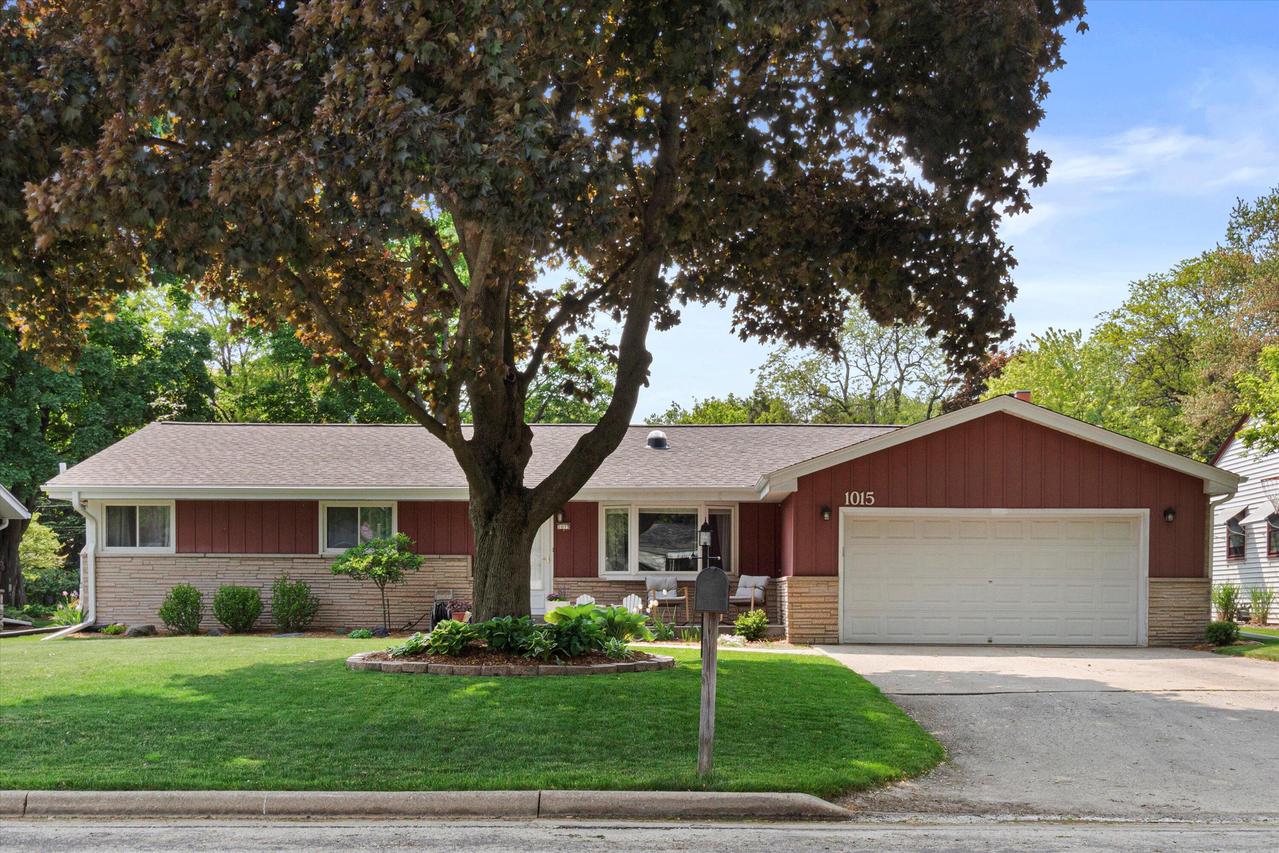 1015 N 121st St, Wauwatosa, WI 53226
