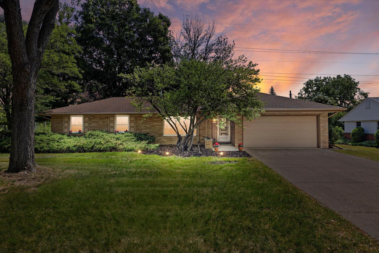 12109 Woodside Ct, Wauwatosa, WI 53226
