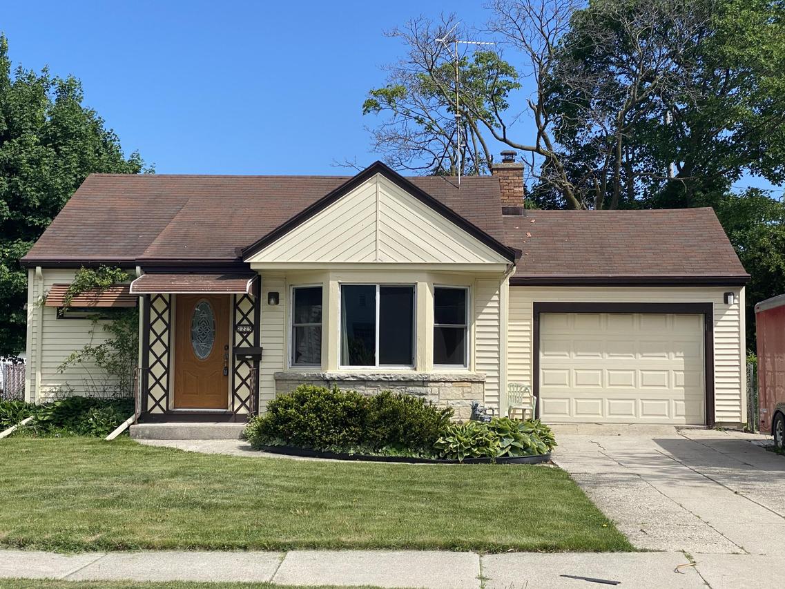2225 Plymouth Ln., Sheboygan, WI 53081