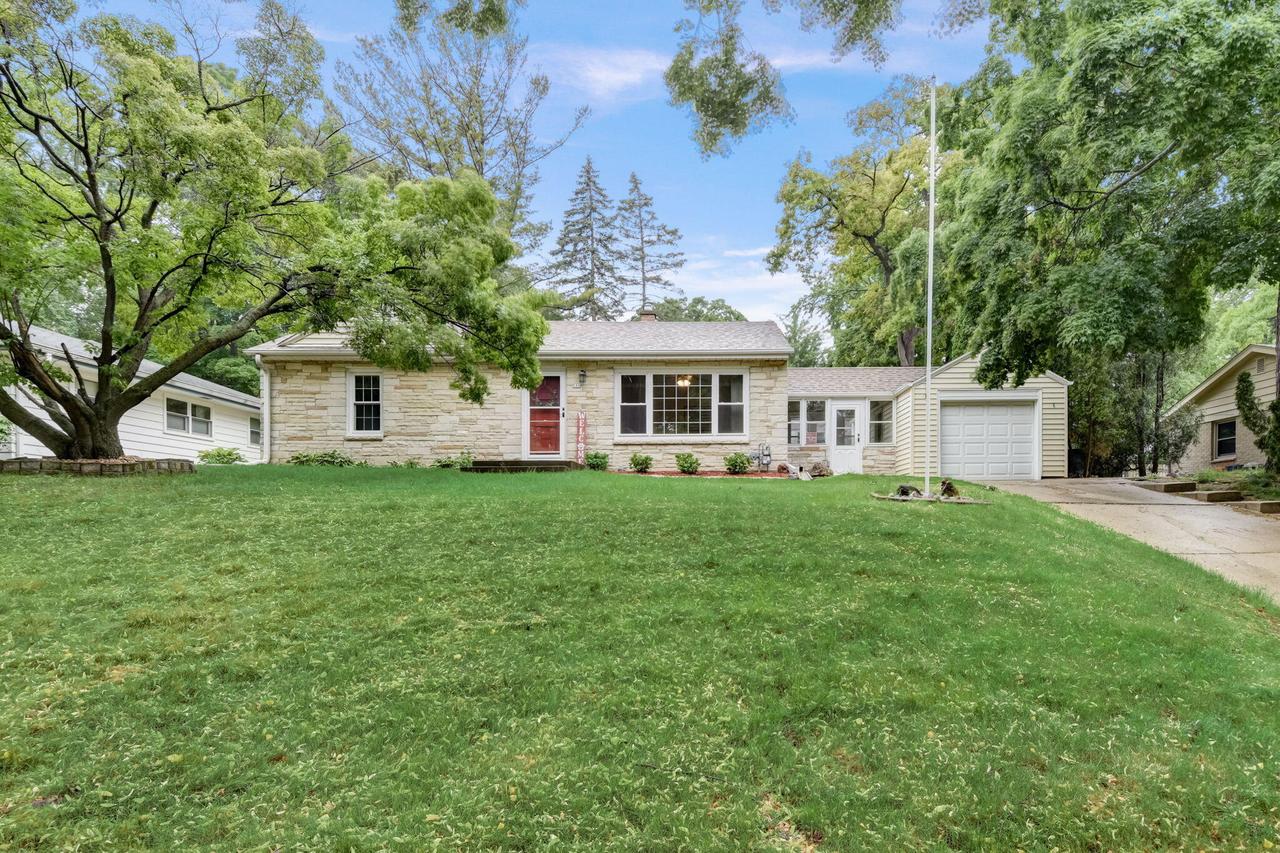 551 N 116th St, Wauwatosa, WI 53226
