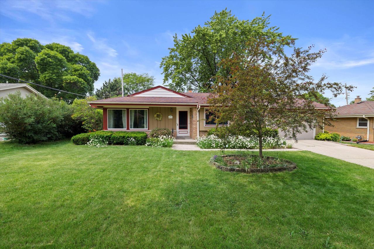 4617 N 109th St, Wauwatosa, WI 53225