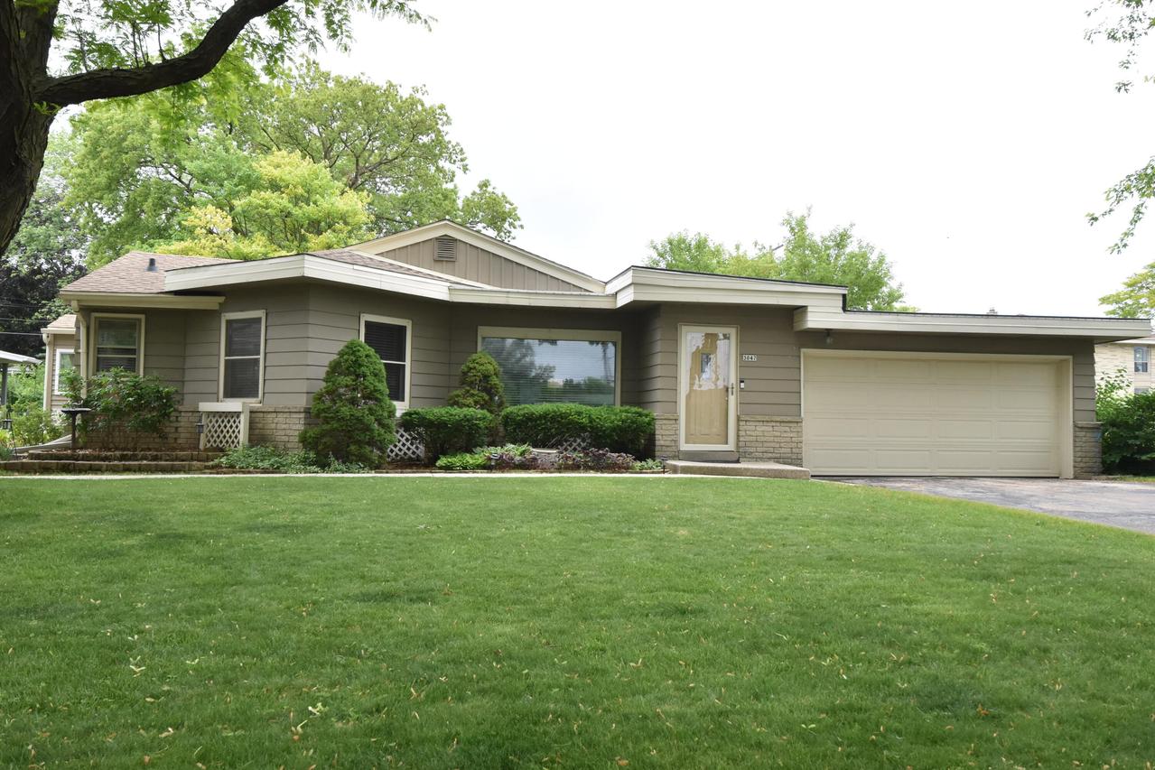 3047 N 121st St, Wauwatosa, WI 53222