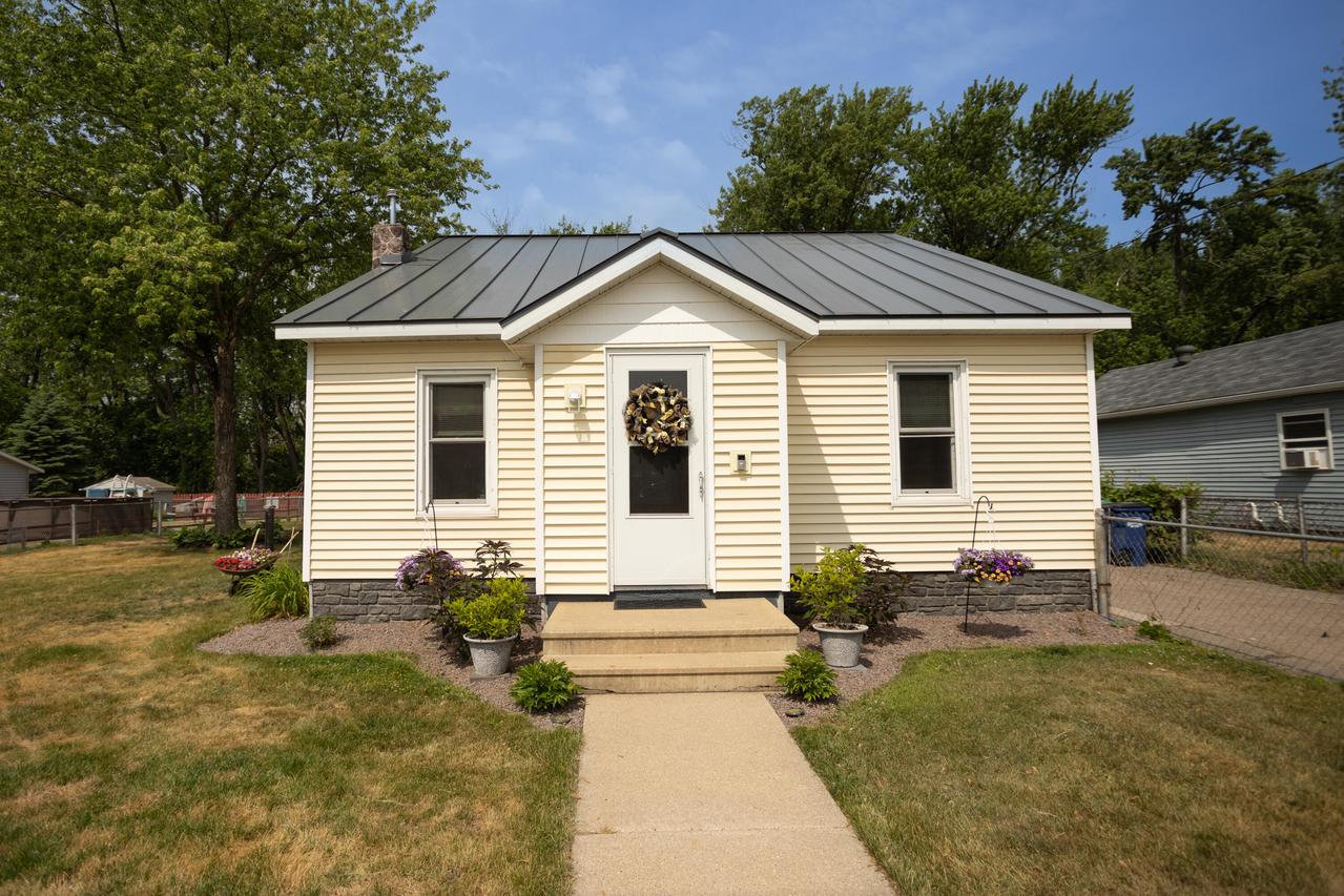 1007 La Crescent, Campbell, WI 54603