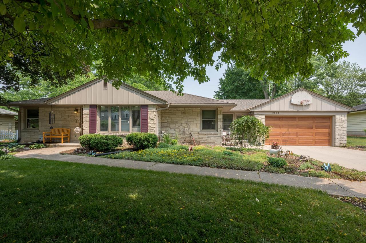 1256 N 122nd St, Wauwatosa, WI 53226