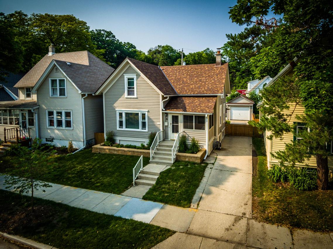 7312 St James St, Wauwatosa, WI 53213
