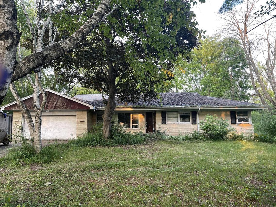 8728 N Spruce Rd, River Hills, WI 53217