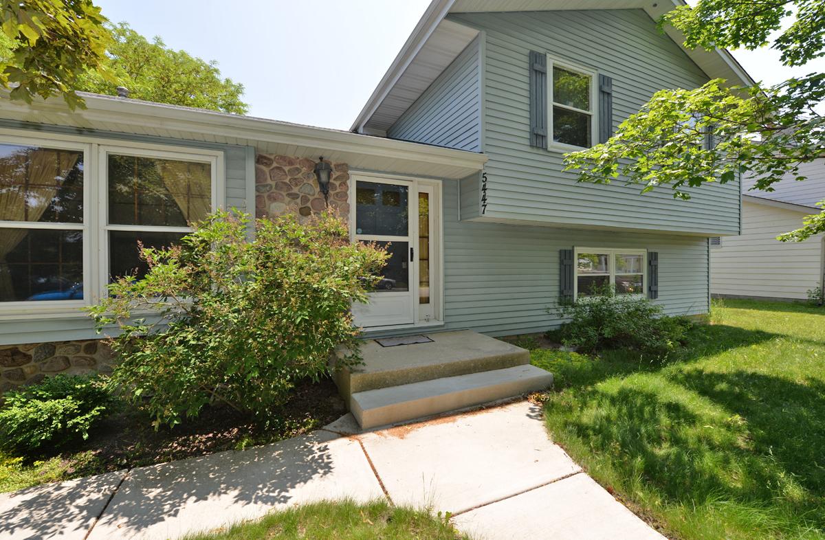 5447 Chestnut Dr, Caledonia, WI 53402
